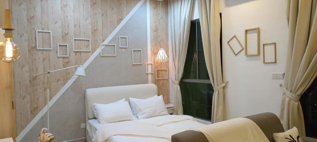 塞贝维Peace home apex的客厅设有白色沙发和楼梯。