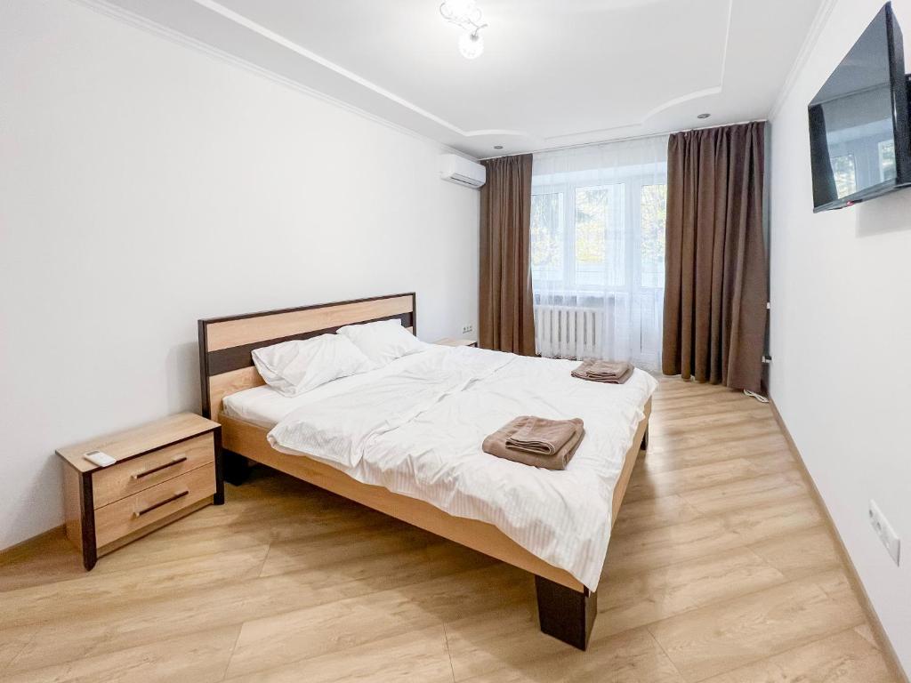 伊万诺-弗兰科夫斯克Апартаменти по вул Галицька的一间卧室配有一张床和一台电视