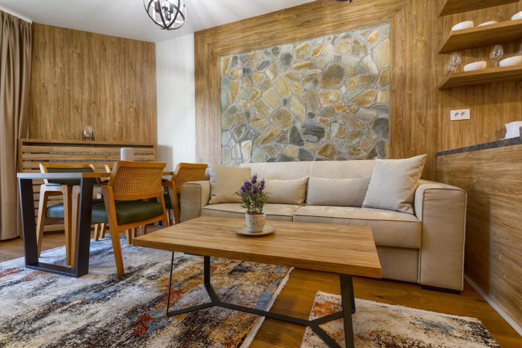 兹拉蒂博尔Golden Pine, a private apartment in five star hotel的客厅配有沙发和桌子