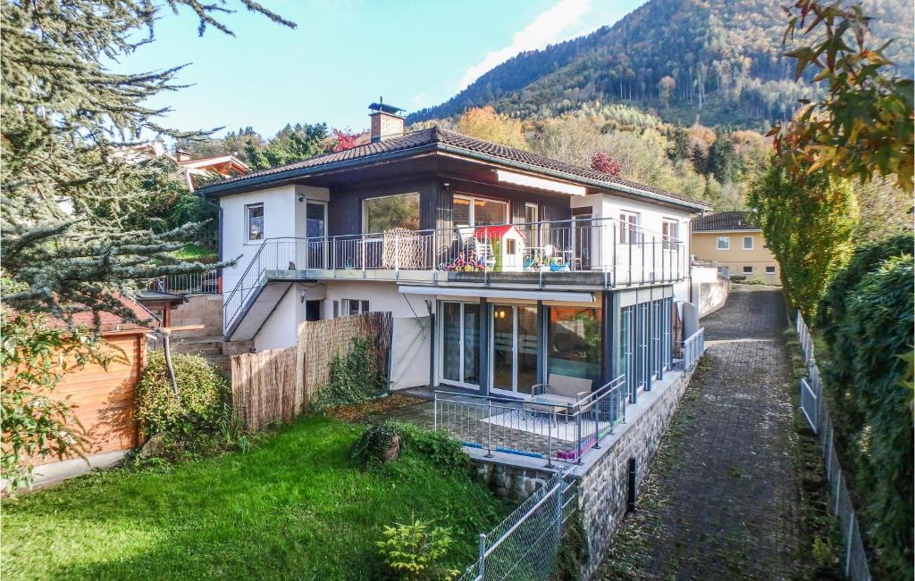费尔德基希2 Bedroom Beautiful Apartment In Feldkirch的山丘上带阳台的房子