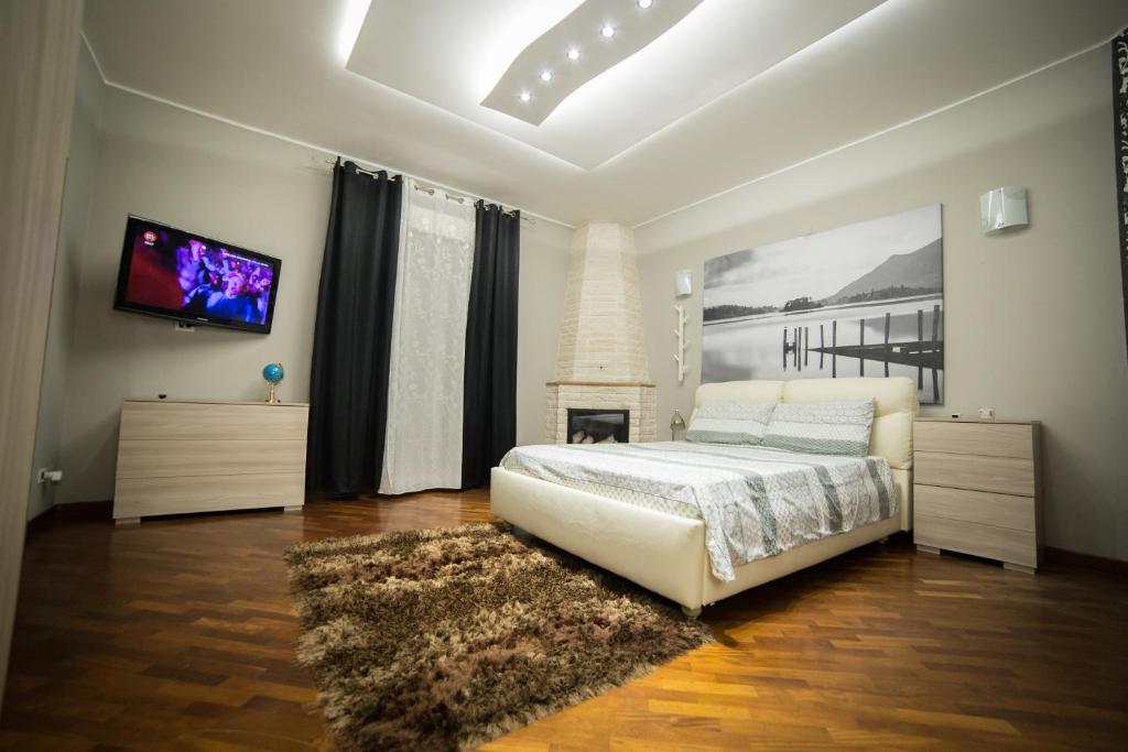 卡塔尼亚Bea’s House的一间卧室配有一张床,墙上配有电视