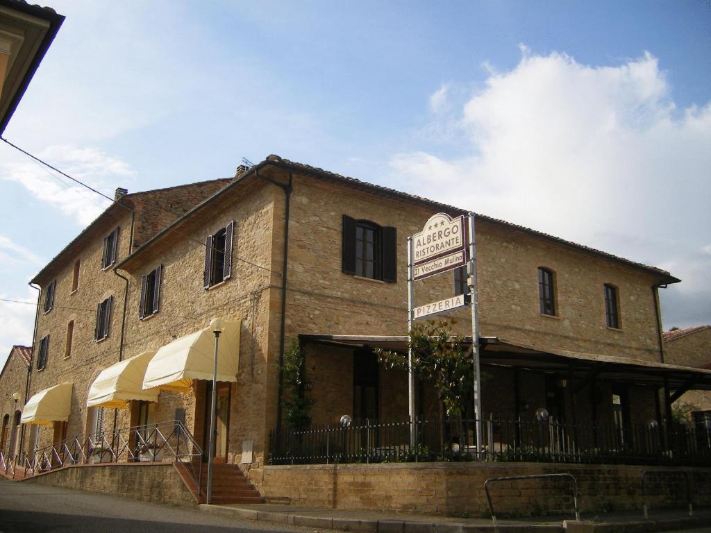 渥尔特拉伊尔维奇莫力诺酒店的前面有标志的砖砌建筑
