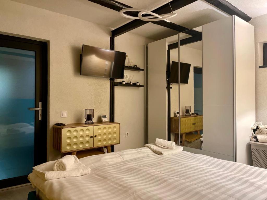 布什泰尼Tiny Dream House的一间卧室设有一张大床和一个大镜子