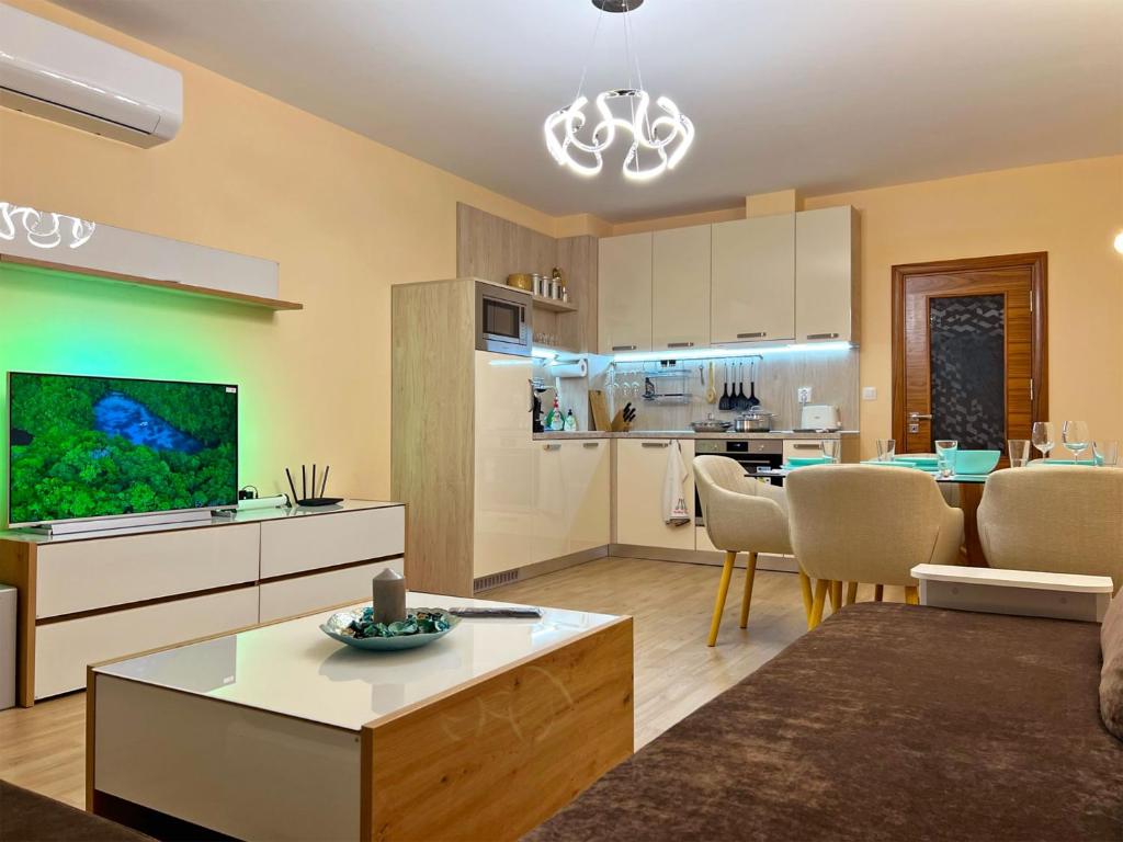 圣弗拉斯Premium Apartment Villa Aristo的客厅以及带沙发和桌子的厨房。