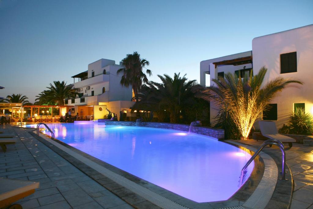 伊奥斯乔拉Corali Hotel Beach Front Property的大楼前方的大型游泳池,配有紫色照明