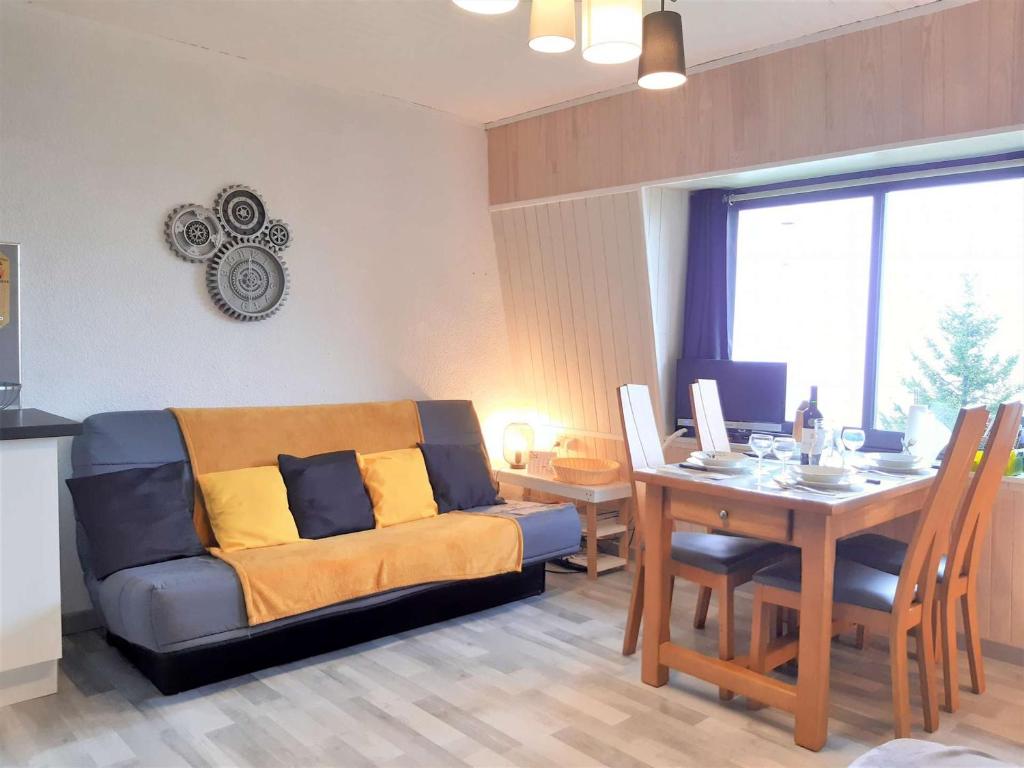 圣拉里苏朗Appartement Saint-Lary-Soulan, 2 pièces, 4 personnes - FR-1-457-308的客厅配有沙发和桌子