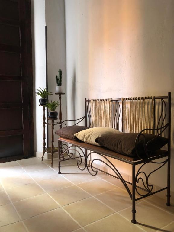 布索特El Raval d'Or, casa de 1900的坐在房间角落的长凳
