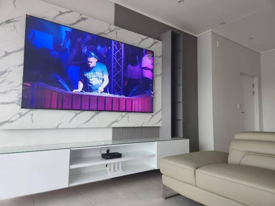 巴利托Ballito Hills Lifestyle Estate Unit 423的客厅设有壁挂式平面电视。