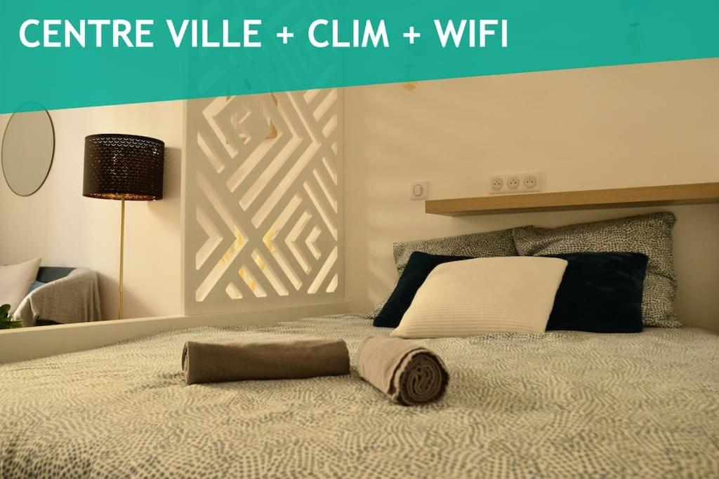 奥朗日Le Cémalou - Cœur d'Orange的一间卧室配有一张带木制床头板的床