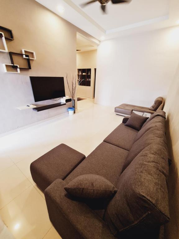 太平Air-home No135 at Kpg Boyan, 6Pax, 2 Parking space & Netflix Smart TV的带沙发和平面电视的客厅