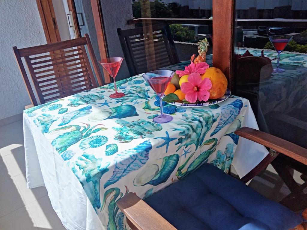 波多黎各Apartamento en Puerto Rico的一张桌子,上面有一盘水果和一朵花