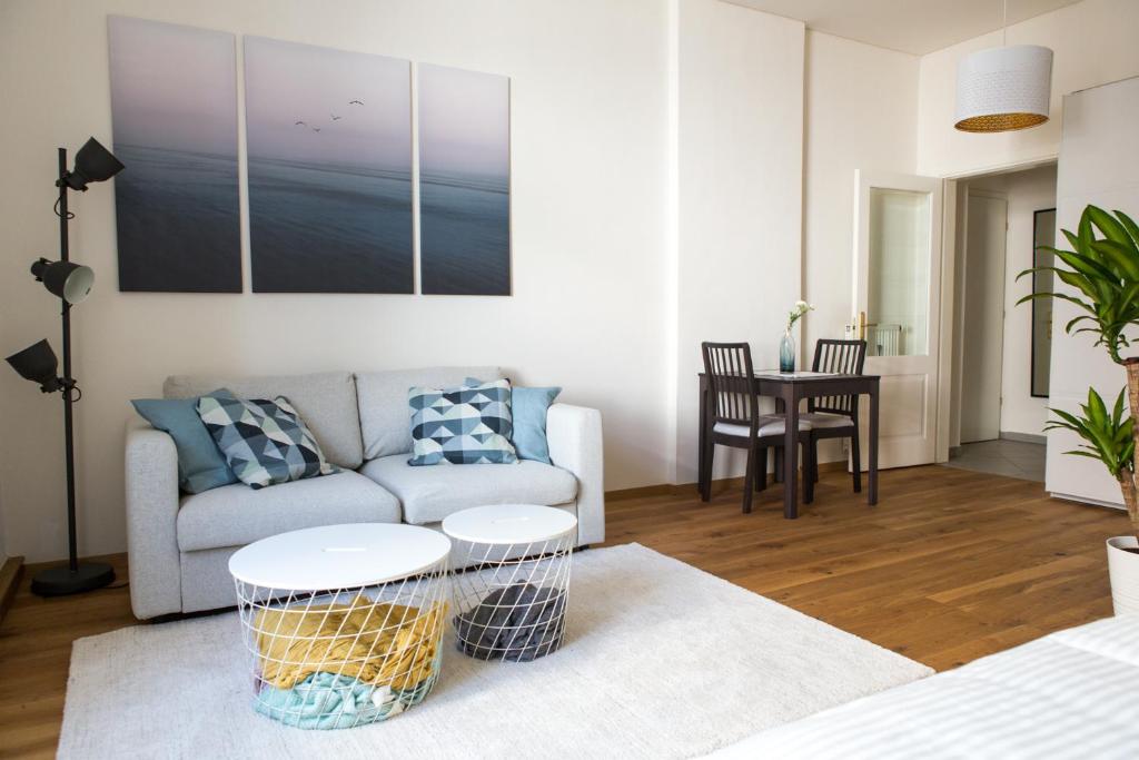 格拉茨Charming City Apartment的客厅配有沙发和桌子