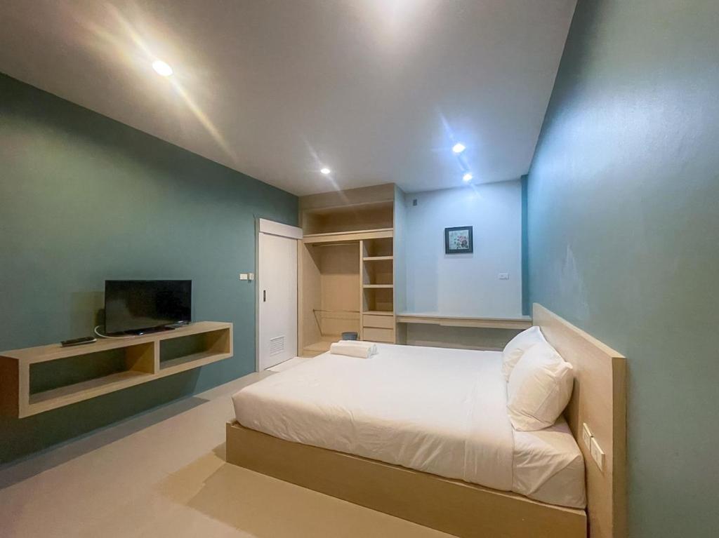 Ban Bo HanHop On Phuket的一间大卧室,配有一张床和一台电视
