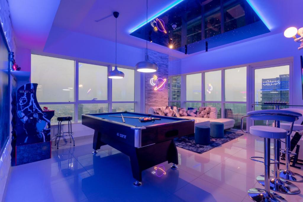 迪拜Skyview Host的客厅配有台球桌