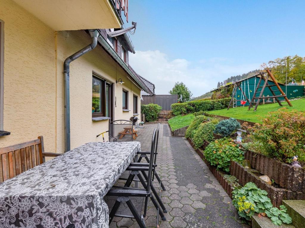 VelmedeModern Apartment in Velmede with Private Terrace的一个带桌椅的庭院和一个游乐场