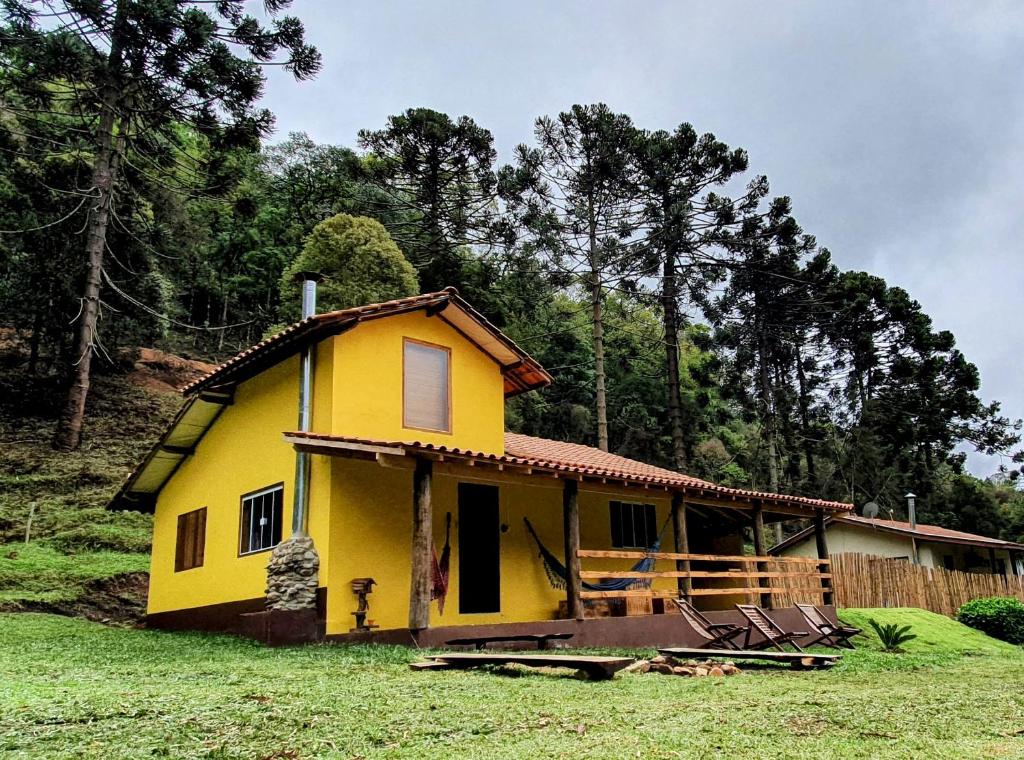 贡萨尔维斯A CASA AMALELA的田间中的一个黄色小房子