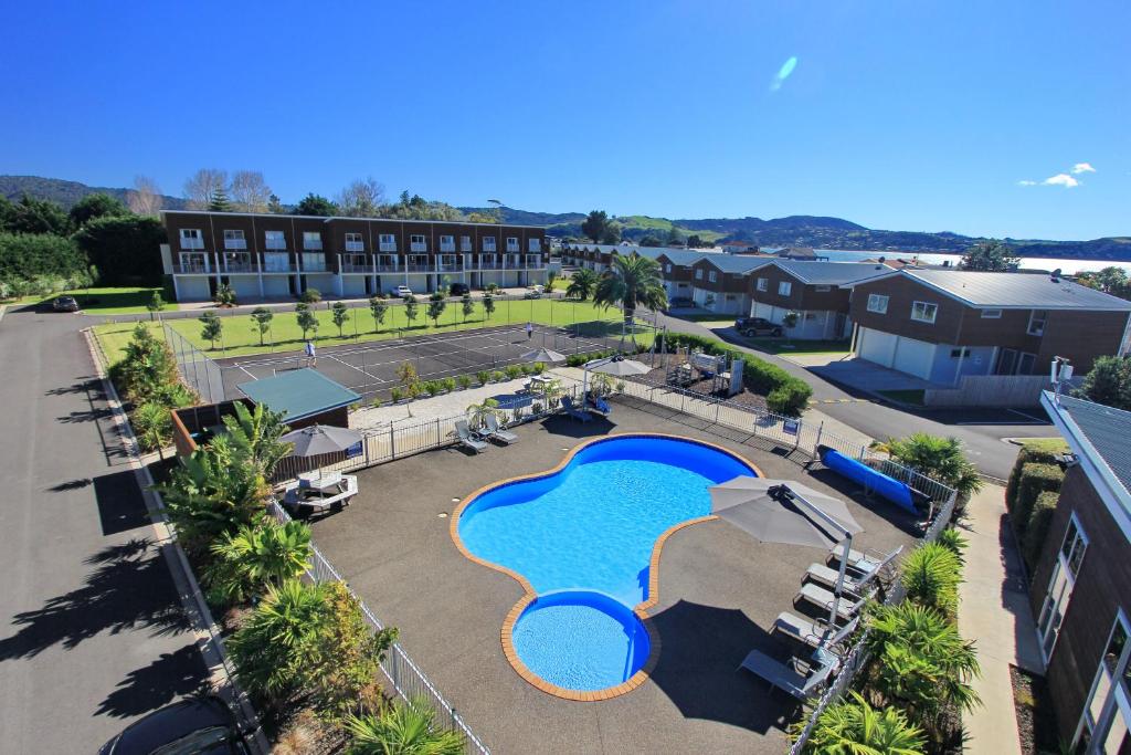 怀蒂昂格怀蒂昂格海洋度假酒店的享有度假村游泳池的顶部景致