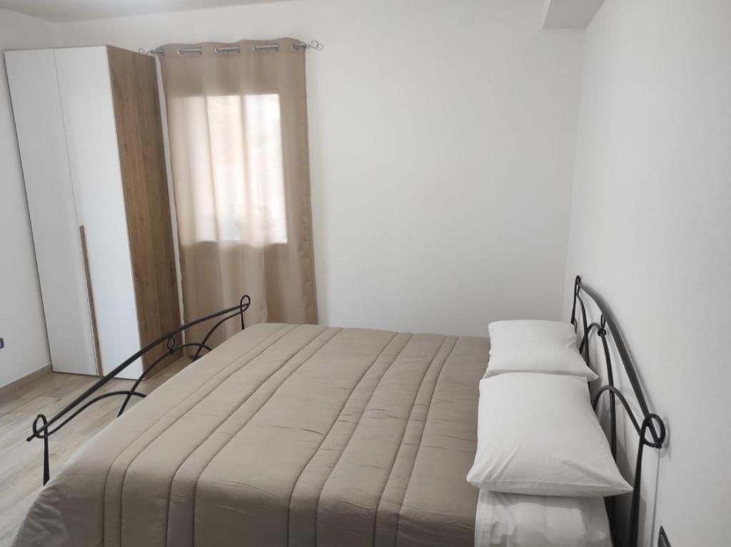 丰尼S' apossentu的一张床上有两个枕头的房间