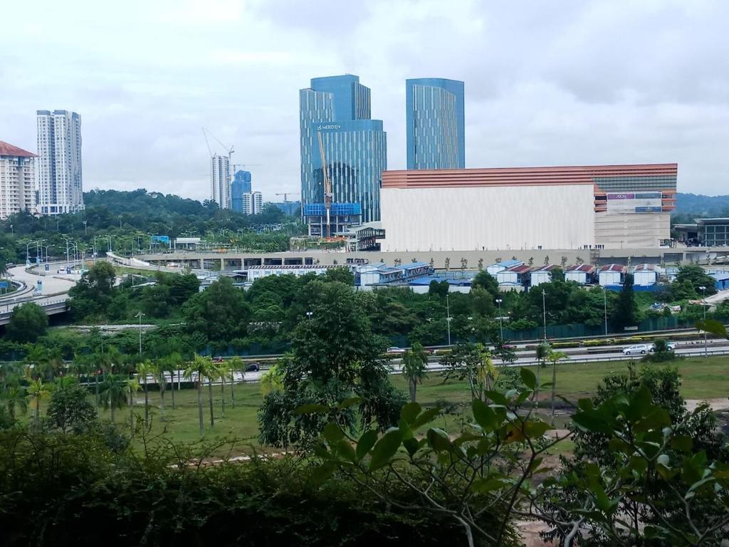 普特拉贾亚Staycationbyrieymona - 3BR Condo, CLIO 2, Putrajaya的享有城市和高楼的景色