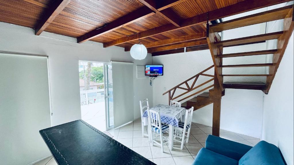邦比尼亚斯Residencial Morro Macaco Apartamentos的客厅设有楼梯和蓝色沙发