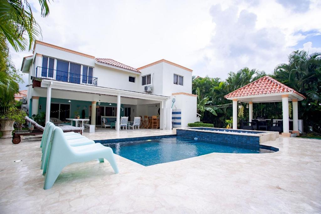 ParaísoVilla impecable con piscina privada en Juan Dolio的一座带游泳池和房子的别墅