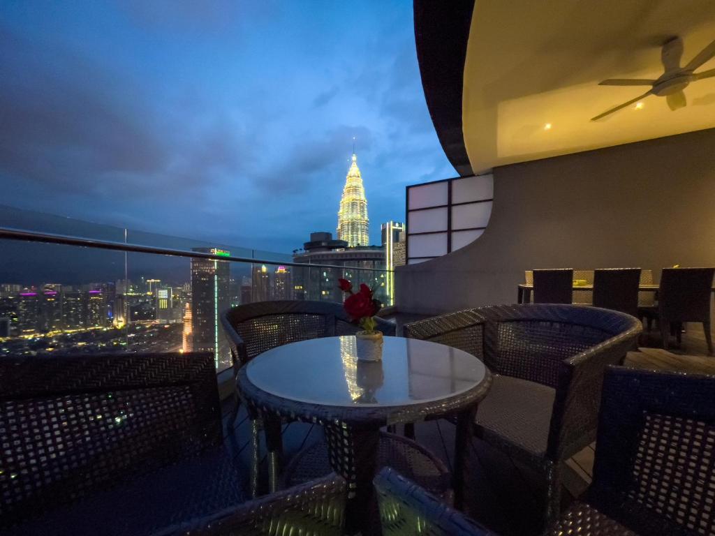 吉隆坡Vortex Suites KLCC by Nadia Guesthouse Kuala Lumpur的市景阳台桌子