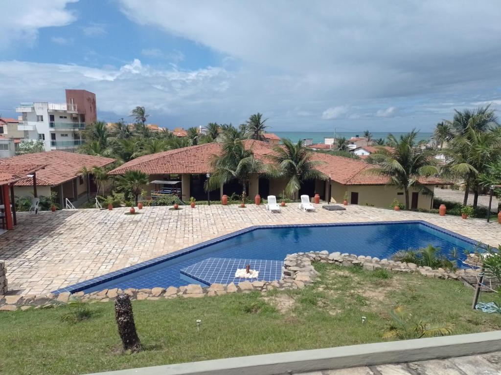 尼西亚弗洛雷斯塔Condomínio Mar de Búzios的房屋前的游泳池