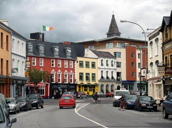 基拉尼Killarney Town Apartment的一条繁忙的城市街道,路边有汽车