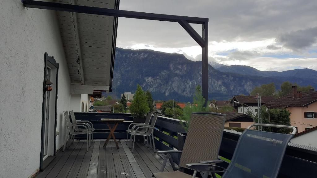 基弗斯费尔登Florentiner Haus的山景阳台,配有桌椅。