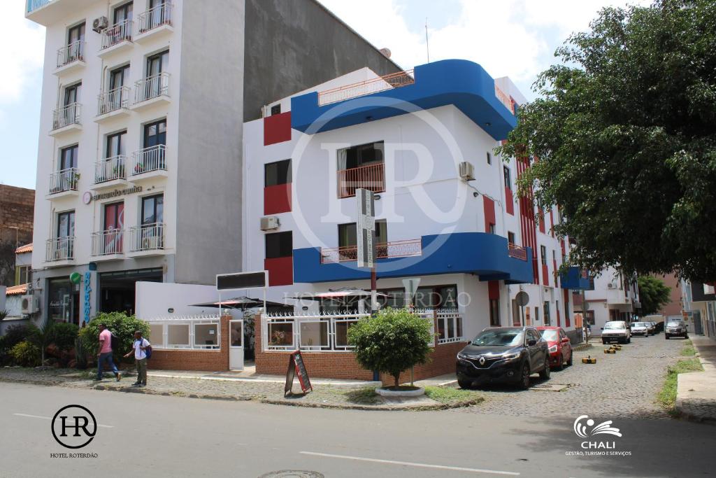 普拉亚Hotel Roterdão "Under New Management"的街道边的建筑物