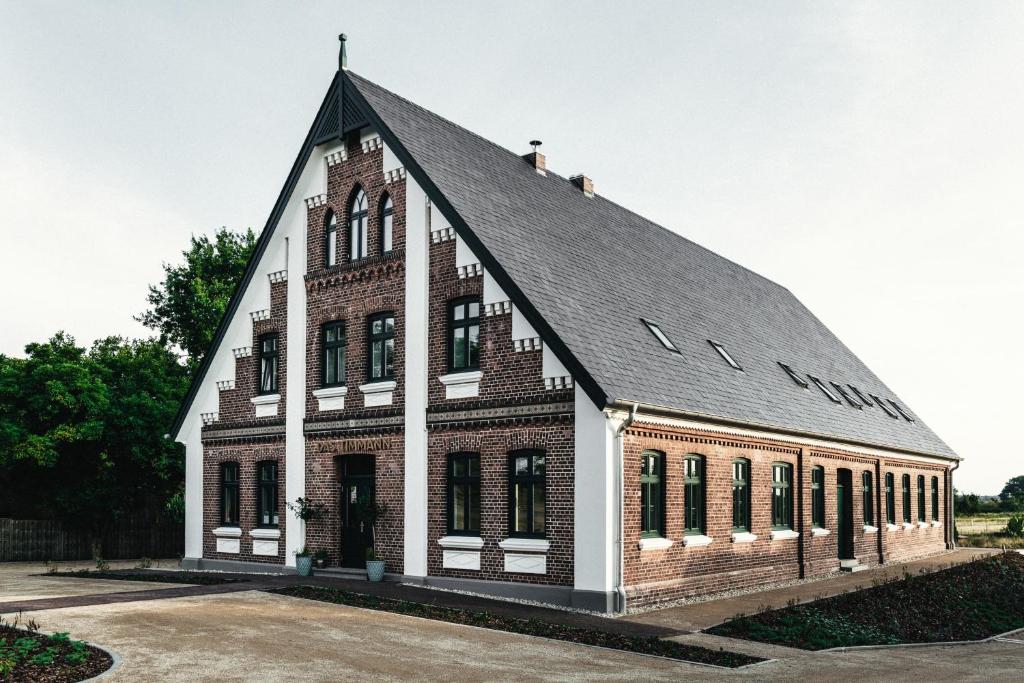 StelleDas Timmann的黑色屋顶的大型砖砌建筑