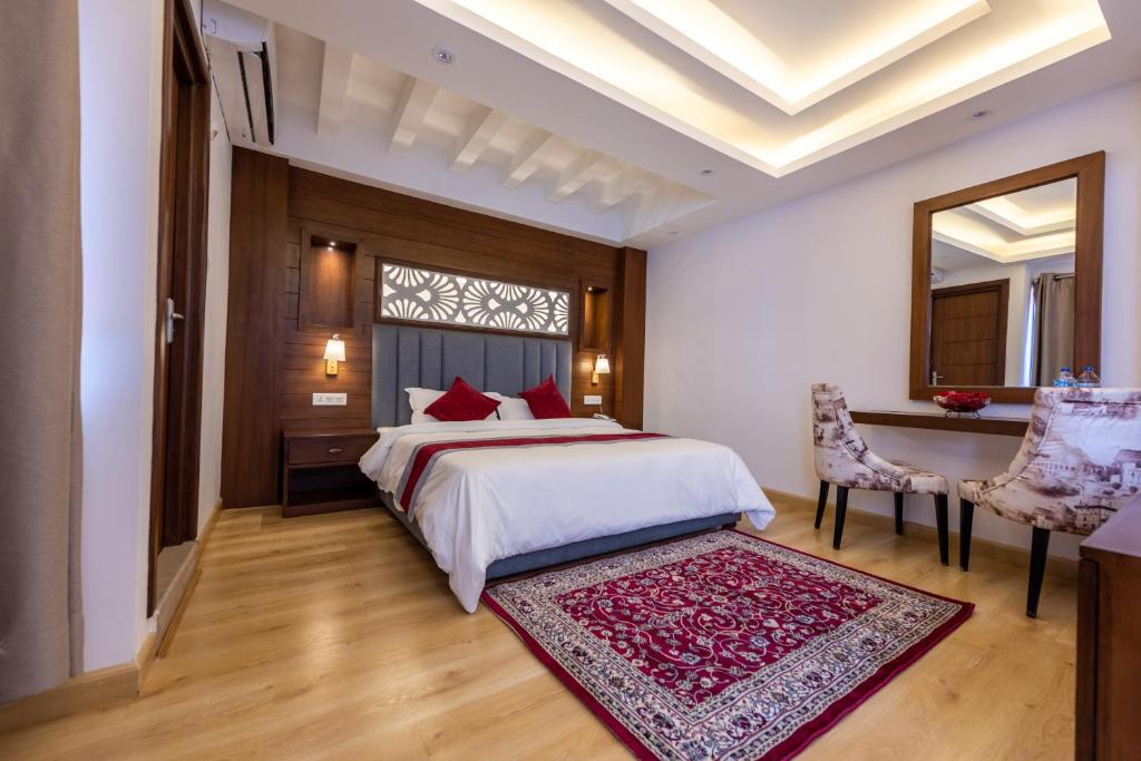 加德满都Hotel Ama-La, Thamel, Kathmandu的一间卧室配有一张床、一张桌子和一面镜子
