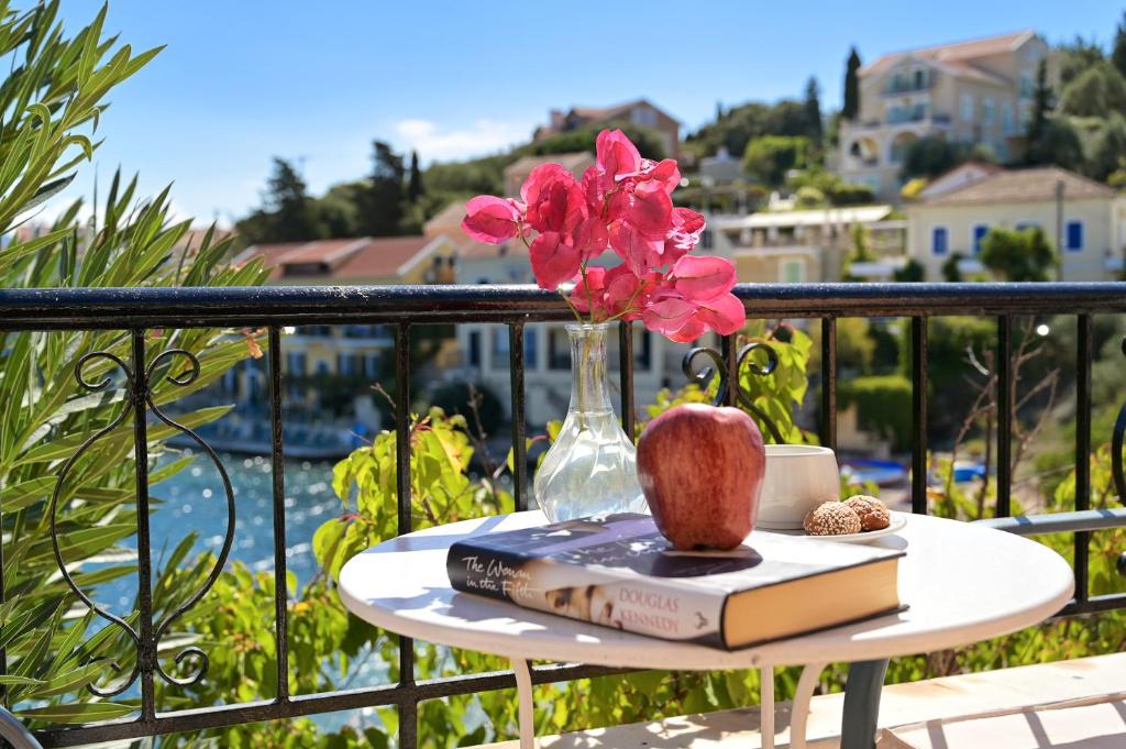 费斯卡尔德宏Villa Ireni Waterfont的阳台上的桌子上放着苹果和书籍