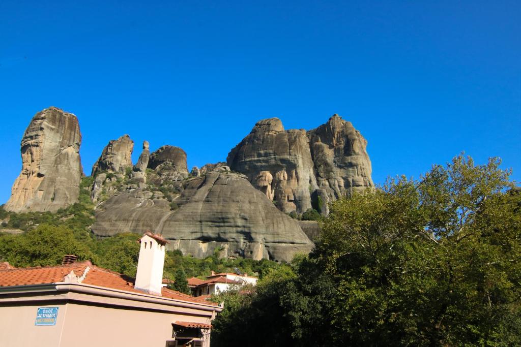 卡兰巴卡The house under the rocks of Meteora 2的山前的一座建筑,有岩石