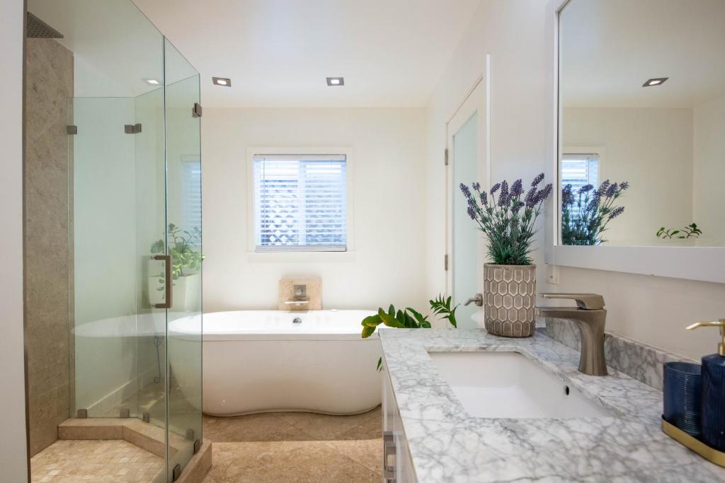 洛杉矶The Green Ginger Guest House的带浴缸、水槽和淋浴的浴室