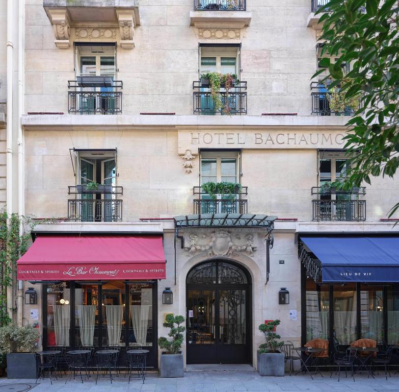 巴黎巴舒蒙特酒店的上面有酒店袋装标志的建筑