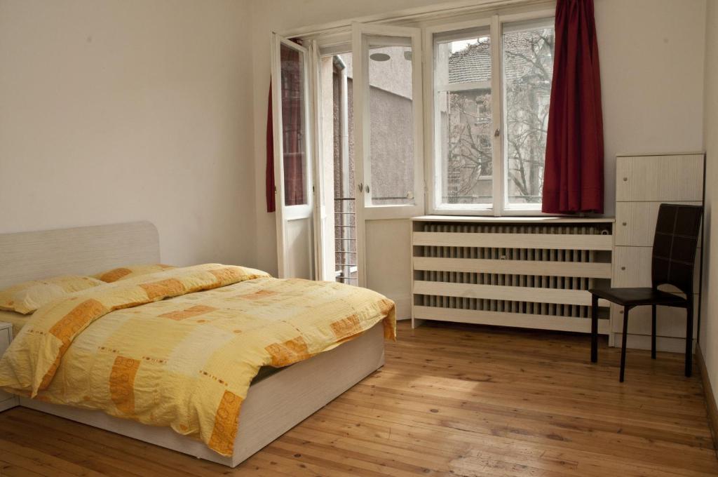 索非亚莫斯特尔索非亚旅馆的一间卧室配有一张床、一把椅子和窗户。