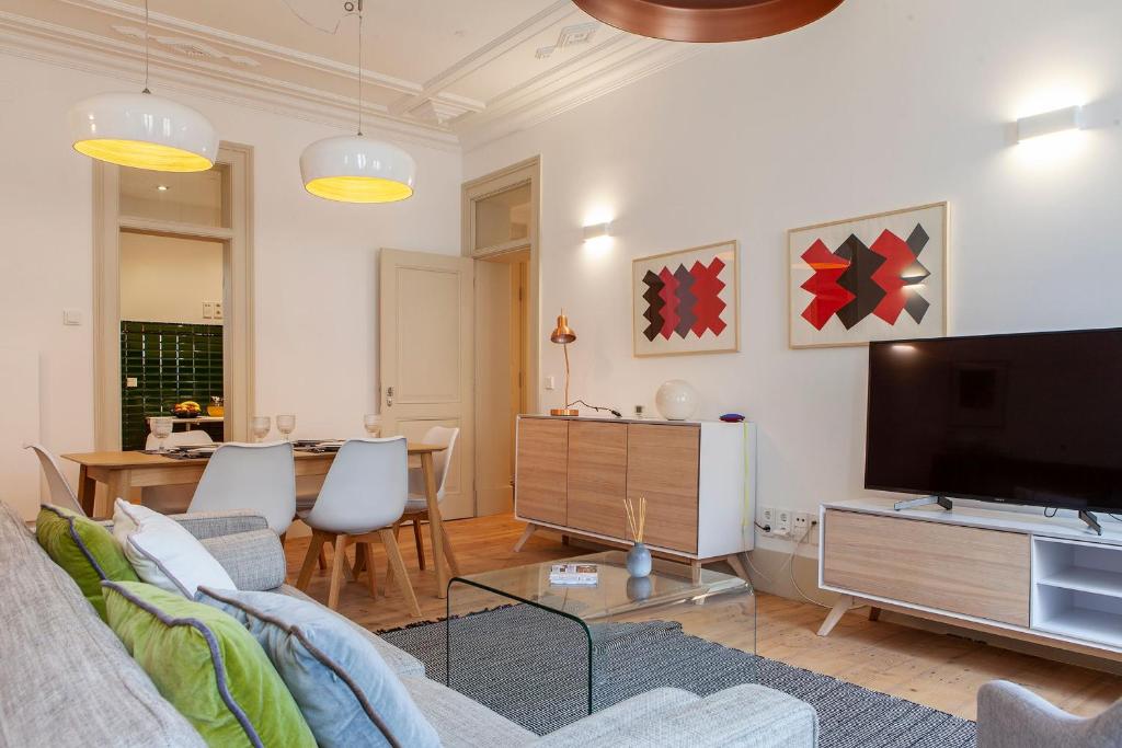 里斯本Charming 2BDR Apartment in Lapa by LovelyStay的带沙发和平面电视的客厅