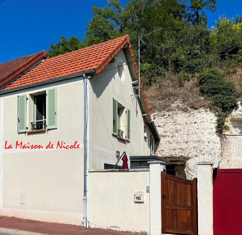 Mousseaux-sur-SeineLa Maison de Nicole的一间白色的小房子,有红色的屋顶