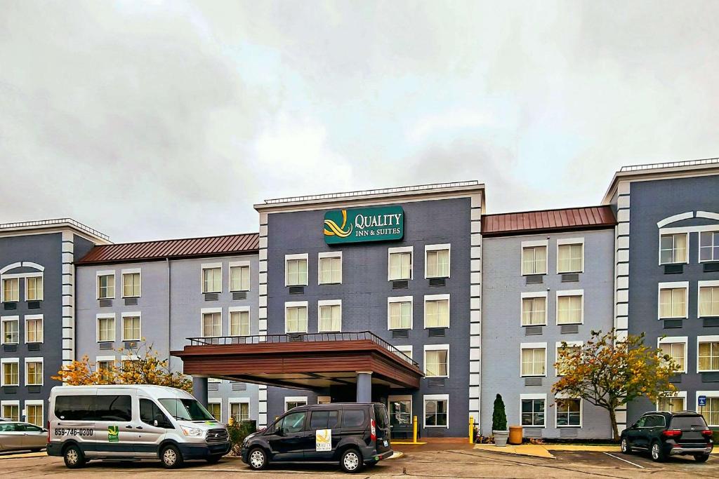 厄兰格Quality Inn & Suites CVG Airport的门前有车辆停放的酒店