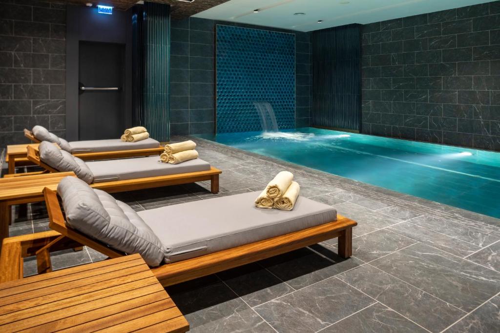 伊斯坦布尔Wish More Hotel Şişli的一个带两张床的游泳池