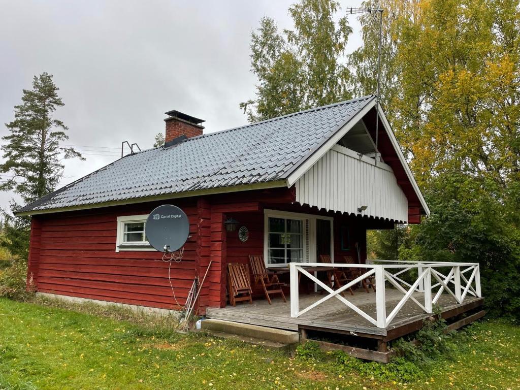 VuoriniemiVilla Mushroom的红色小屋设有门廊和甲板