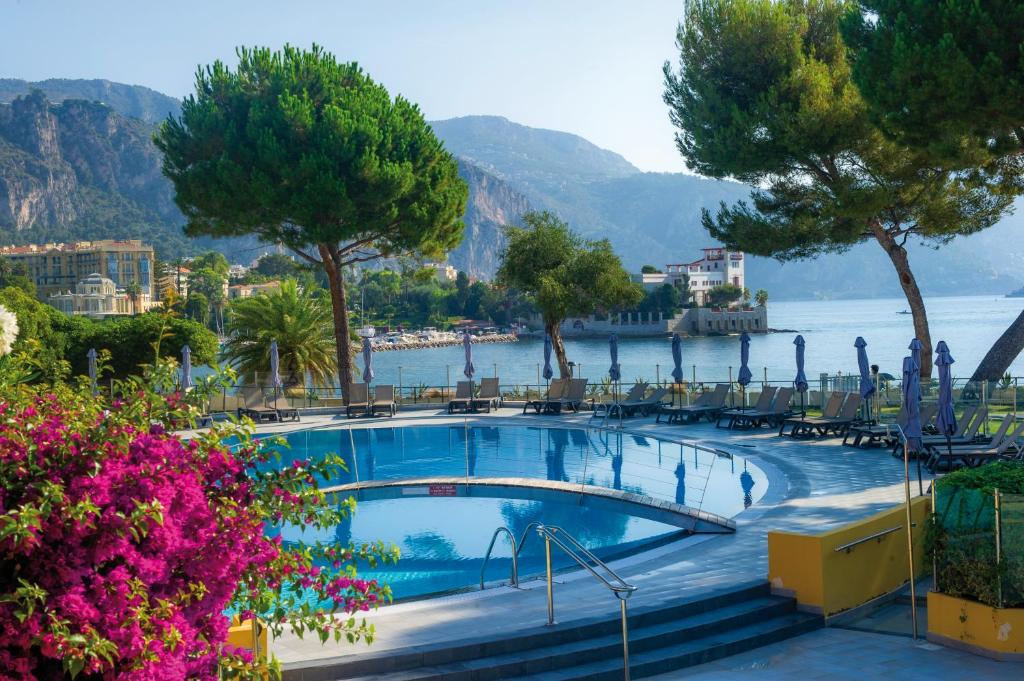 费拉角圣让德尔科罗伊蓝色假日酒店的享有水景和山景的游泳池