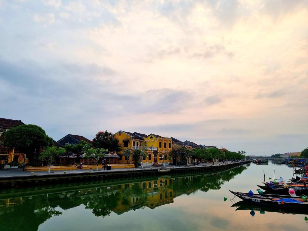 会安hoi an center town的水中一条河,河里满是房子和船
