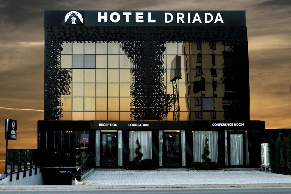 GjakoveHotel Driada的建筑的侧面有飞 ⁇ 标志