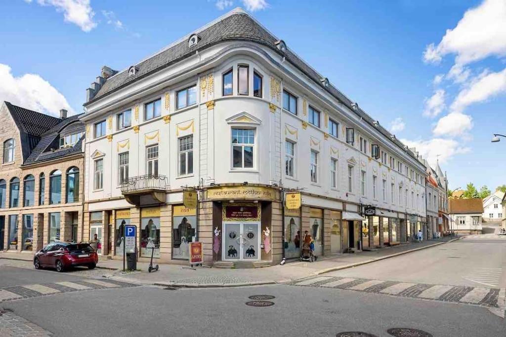 腓特烈斯塔Moderne leilighet midt i sentrum av Fredrikstad的街道拐角处的白色大建筑