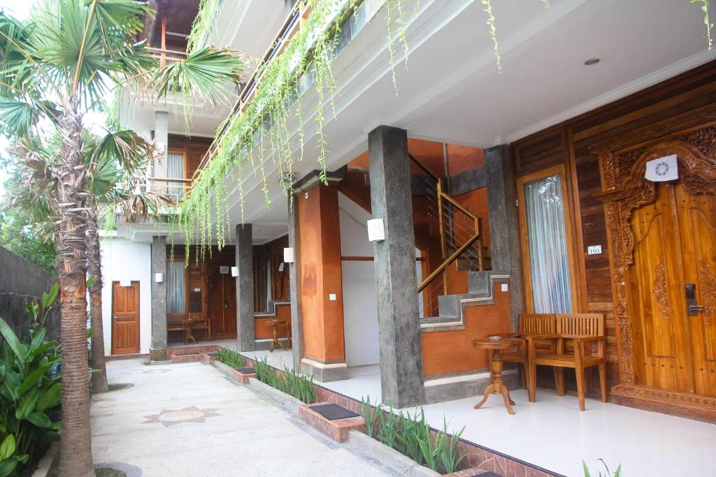 蓝梦岛蓝梦岛骆驼酒店的一座木门和棕榈树建筑