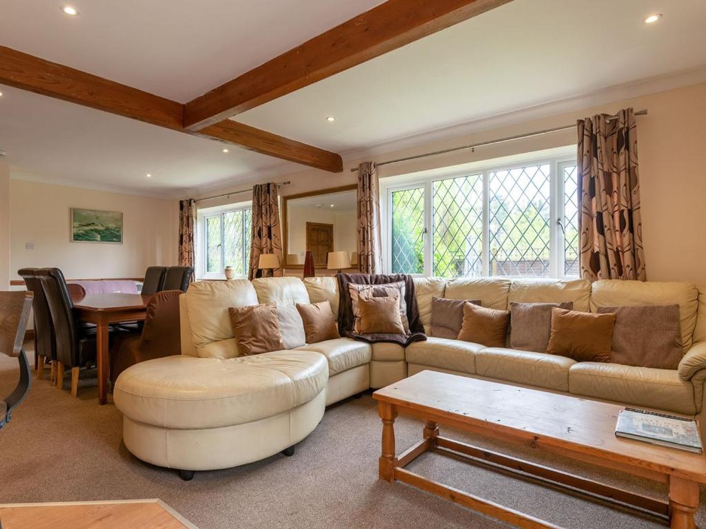 布兰登Riverside Cottage-uk41439的客厅配有沙发和桌子