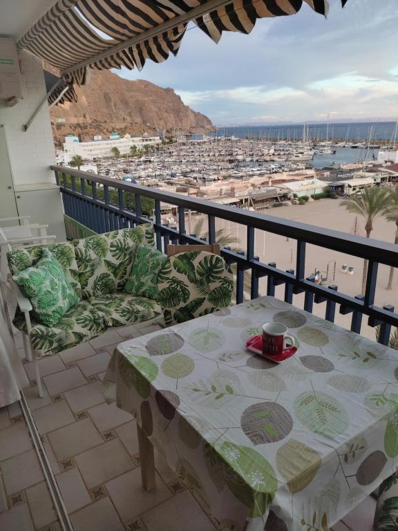 阿瓜杜尔塞Aguadulce playa的阳台享有海港景致,配有桌椅。