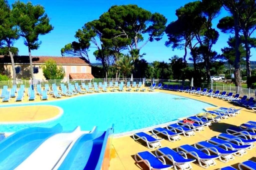 卡勒维松Villa L'Occitane的一个带椅子和草坪椅的大型游泳池